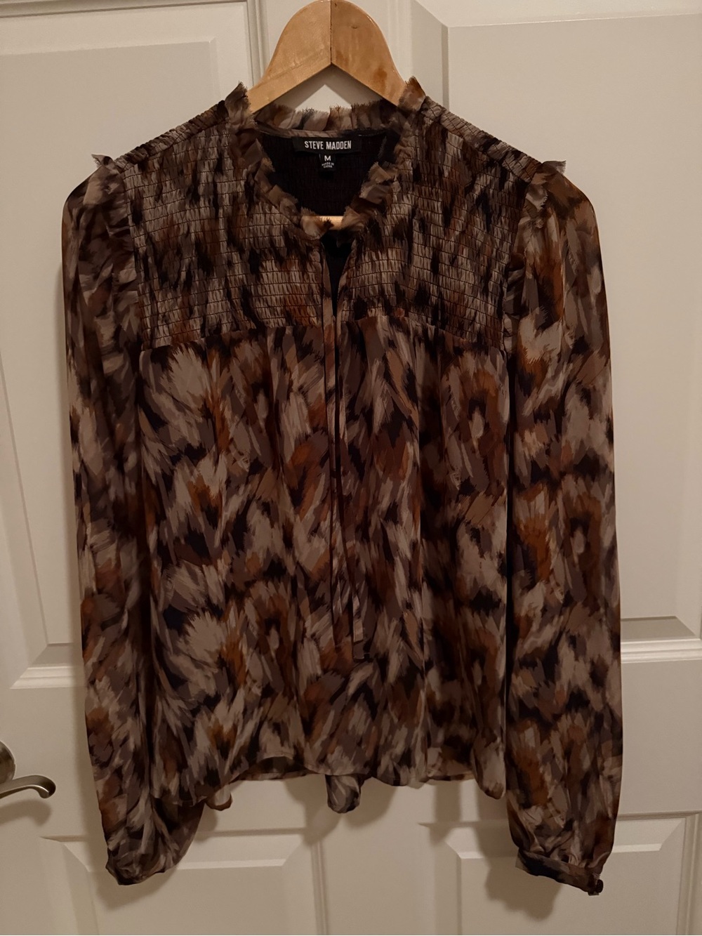 Steve Madden Drew Top Women’s M Blouse Oak Buff EUC V-Neck Vent Cuffs